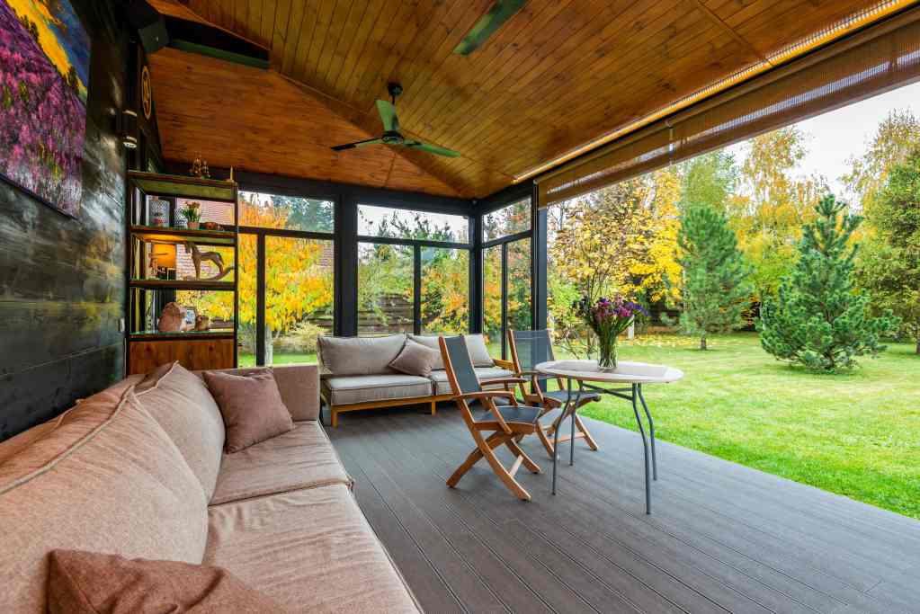 Aménagement extérieur avec terrasse en bois